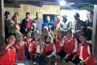 Foto bersama mahasiswa KKN Unhas dengan pelaku UMKM di desa Makkawaru.