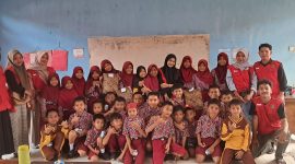 Foto bersama mahasiswa KKN Unhas dengan siswa SD. Foto: Dokumentasi Pribadi.