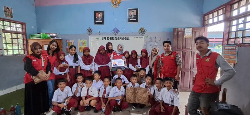 Foto bersama mahasiswa KKN Unhas dengan siswa sekolah dasar. Foto: Dokumentasi Pribadi.